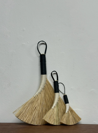 Balgeun Gongbang — Ramie Whisk Broom (White & Black)