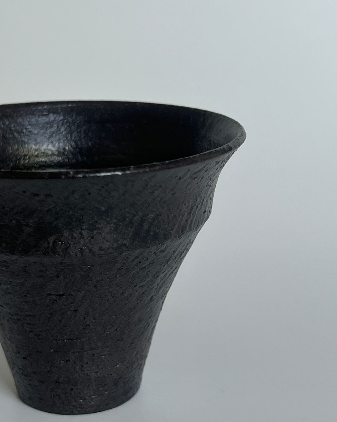 Saeam Kwon Shaped Cup A black