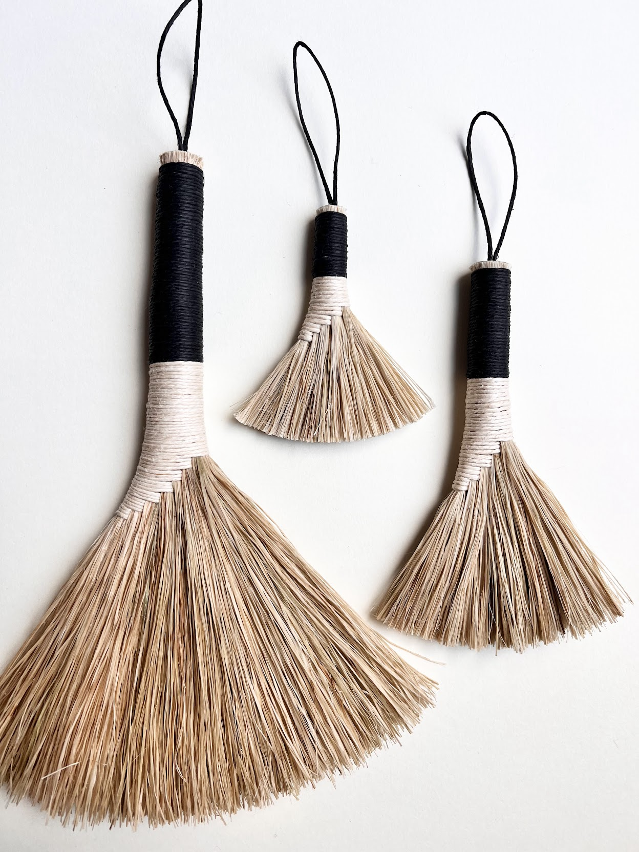 Balgeun Gongbang — Ramie Whisk Broom (White & Black)