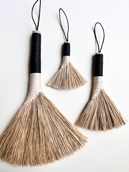 Balgeun Gongbang — Ramie Whisk Broom (White & Black)